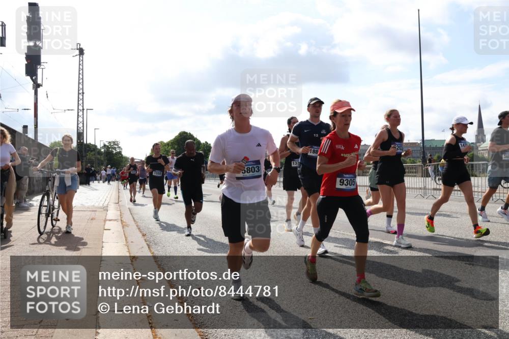 29.06.2025 - hella hamburg halbmarathon Lena Gebhardt http://msf.ph/oto/8444781 29.06.2025 09:53:17 Lombardsbrücke 1558, 5803, 133, 188, 9305, 147, 6203, 562, 1012, 1070, 1163, 1391, 1466, 1558, 1735, 1750, 1759, 1782, 2048, 2213, 2233, 2234, 2365, 2402, 2590, 2623, 2788, 2970, 3021, 3098, 3146, 3304, 3414, 3907, 3917, 3928, 4091, 4277, 4310, 4553, 4691, 4933, 4981, 4997, 5022, 5132, 5460, 5476, 5623, 5624, 5682, 5692, 6071, 6081, 6152, 6203, 6282, 6375, 6460, 6712, 6716, 6903, 7005, 7093, 7147, 7204, 7322, 7325, 7450, 7599, 7765, 8063, 8145, 8467, 8664, 9126, 13009 meine-sportfotos.de