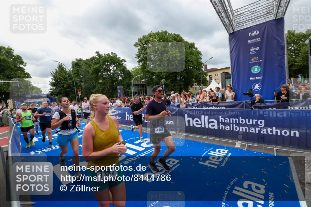 29.06.2025 - hella hamburg halbmarathon Zöllner http://msf.ph/oto/8444786 29.06.2025 10:57:19 Ziel 1387, 1877, 2417, 2676, 4167, 4940, 8585, 9450, 9577, 9884, 9934, 10383, 11590, 11612, 12014, 12590, 13750, 15110, 15229, 15664, 16625, 17660, 17779, 17848, 17993, 19184 meine-sportfotos.de