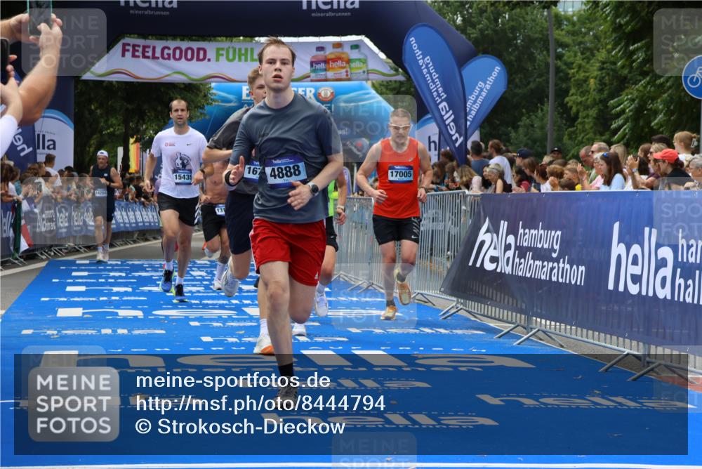 29.06.2025 - hella hamburg halbmarathon Strokosch-Dieckow http://msf.ph/oto/8444794 29.06.2025 10:39:41 Ziel 1358, 1975, 4398, 4888, 11284, 11806, 13190, 14077, 14204, 15094, 15435, 15744, 16580, 16761, 17005, 17215, 17360, 17425, 17792, 18013, 18154, 18803 meine-sportfotos.de