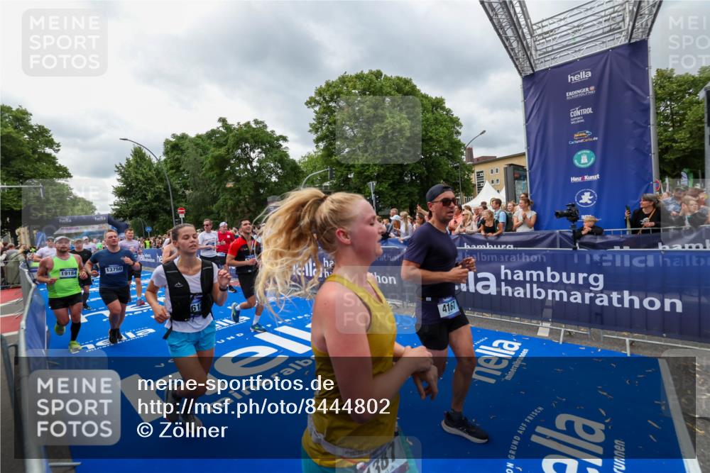 29.06.2025 - hella hamburg halbmarathon Zöllner http://msf.ph/oto/8444802 29.06.2025 10:57:19 Ziel 1387, 1877, 2417, 2676, 4167, 4940, 8585, 9450, 9577, 9884, 9934, 10383, 11590, 11612, 12014, 12590, 13750, 15110, 15229, 15664, 16625, 17660, 17779, 17848, 17993, 19184 meine-sportfotos.de