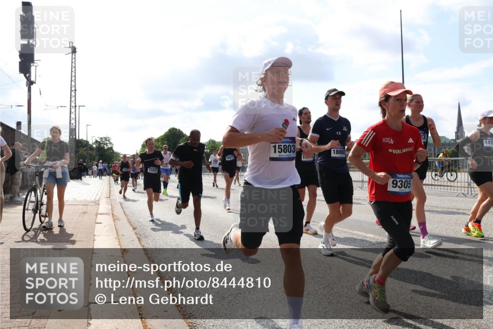 29.06.2025 - hella hamburg halbmarathon Lena Gebhardt http://msf.ph/oto/8444810 29.06.2025 09:53:17 Lombardsbrücke 1558, 16617, 15803, 15, 18862, 1479, 9305, 1012, 1070, 1163, 1391, 1466, 1558, 1735, 1750, 1759, 1782, 2048, 2213, 2233, 2234, 2365, 2402, 2590, 2623, 2788, 2970, 3021, 3098, 3146, 3304, 3414, 3907, 3917, 3928, 4091, 4277, 4310, 4553, 4691, 4933, 4981, 4997, 5022, 5132, 5460, 5476, 5623, 5624, 5682, 5692, 6071, 6081, 6152, 6203, 6282, 6375, 6460, 6712, 6716, 6903, 7005, 7093, 7147, 7204, 7322, 7325, 7450, 7599, 7765, 8063, 8145, 8467, 8664, 9126, 13009 meine-sportfotos.de