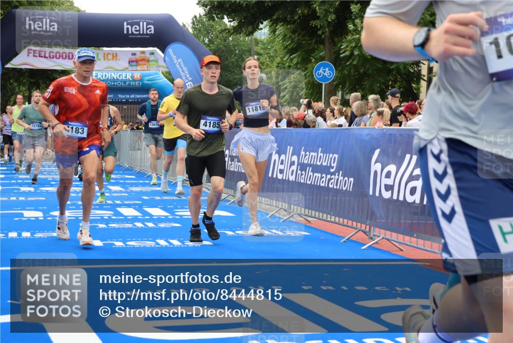 29.06.2025 - hella hamburg halbmarathon Strokosch-Dieckow http://msf.ph/oto/8444815 29.06.2025 10:49:20 Ziel 1342, 1476, 2878, 4183, 4185, 6158, 8112, 9348, 10053, 10189, 11339, 11779, 11819, 12670, 13269, 13450, 14526, 14838, 15422, 15784, 15894, 15966, 16369, 16891, 18476, 18887, 18960 meine-sportfotos.de