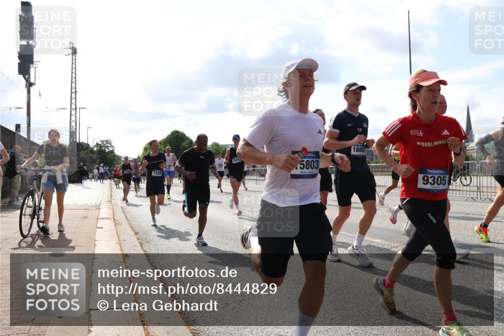 29.06.2025 - hella hamburg halbmarathon Lena Gebhardt http://msf.ph/oto/8444829 29.06.2025 09:53:18 Lombardsbrücke 1558, 1661, 12, 5803, 18862, 9305, 1012, 1391, 1466, 1558, 1735, 1750, 1759, 1782, 2048, 2213, 2233, 2234, 2365, 2402, 2590, 2623, 2788, 2970, 3021, 3098, 3146, 3304, 3414, 3907, 3917, 3928, 4091, 4277, 4310, 4553, 4691, 4933, 4981, 4997, 5022, 5132, 5460, 5476, 5623, 5624, 5682, 5692, 6071, 6081, 6152, 6203, 6282, 6375, 6460, 6712, 6716, 6903, 7005, 7093, 7147, 7204, 7322, 7325, 7450, 7599, 7765, 8063, 8145, 8467, 8664, 9126, 9965, 13009 meine-sportfotos.de