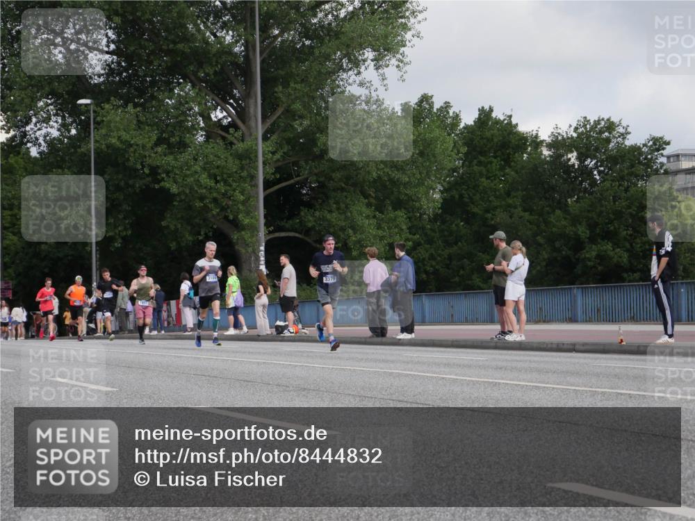 29.06.2025 - hella hamburg halbmarathon Luisa Fischer http://msf.ph/oto/8444832 29.06.2025 09:46:04 Kennedybrücke 3189, 3379, 1953, 3189, 3379 meine-sportfotos.de