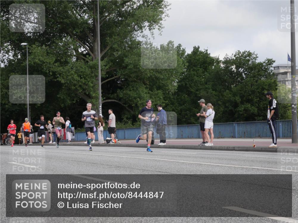 29.06.2025 - hella hamburg halbmarathon Luisa Fischer http://msf.ph/oto/8444847 29.06.2025 09:46:05 Kennedybrücke 3189, 879, 1953, 3189, 3379 meine-sportfotos.de