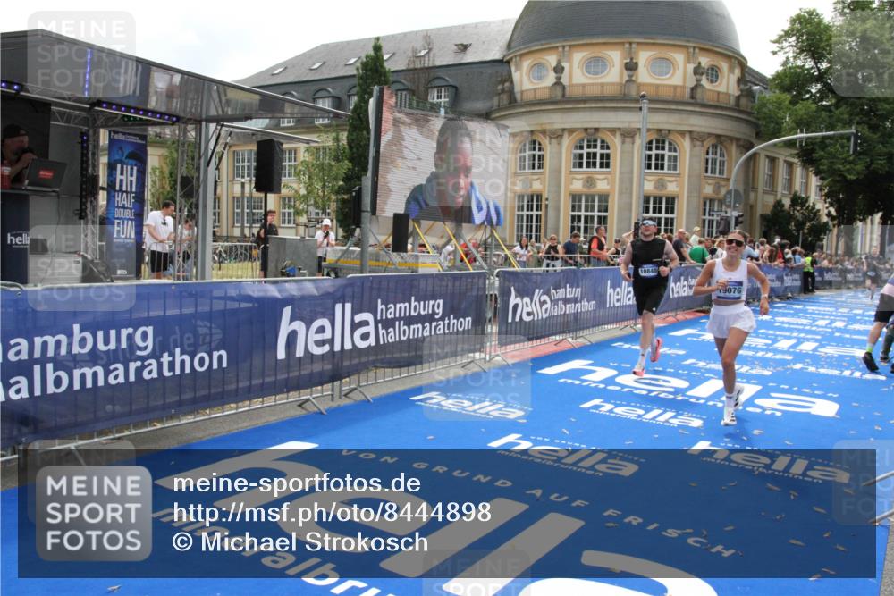 29.06.2025 - hella hamburg halbmarathon Michael Strokosch http://msf.ph/oto/8444898 29.06.2025 10:26:46 Ziel 1065, 10848, 19076 meine-sportfotos.de