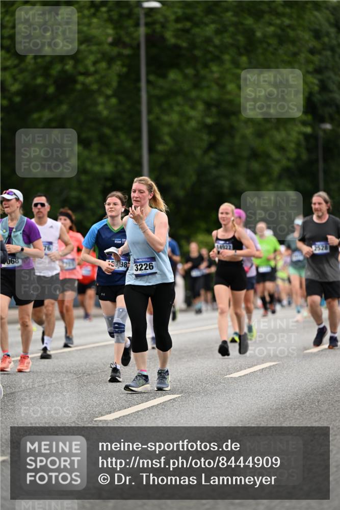 29.06.2025 - hella hamburg halbmarathon Dr. Thomas Lammeyer http://msf.ph/oto/8444909 29.06.2025 10:57:59 Kennedybrücke 1753, 1789, 1900, 1984, 2146, 2528, 2701, 3226, 4591, 4626, 5562, 5857, 6041, 6044, 6273, 6913, 7068, 7611, 7876, 7890, 8212, 8414, 8515, 8906, 9103, 9545, 9685, 10175 meine-sportfotos.de