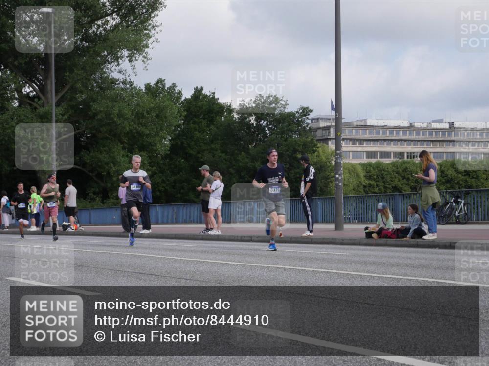 29.06.2025 - hella hamburg halbmarathon Luisa Fischer http://msf.ph/oto/8444910 29.06.2025 09:46:06 Kennedybrücke 13383, 1953, 3189, 3379, 1953, 3189, 3379 meine-sportfotos.de