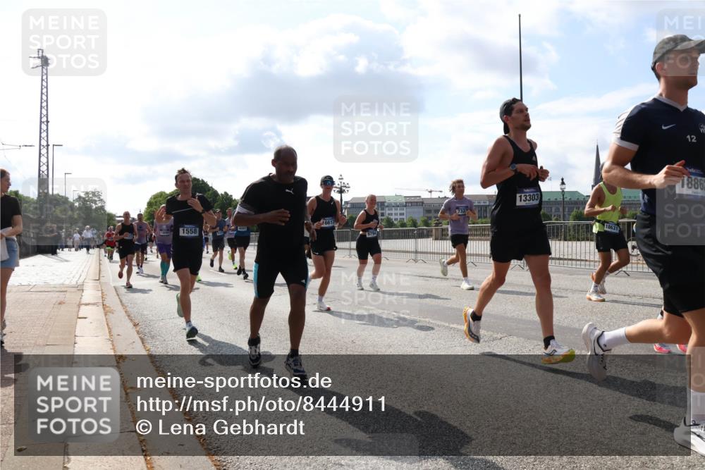 29.06.2025 - hella hamburg halbmarathon Lena Gebhardt http://msf.ph/oto/8444911 29.06.2025 09:53:18 Lombardsbrücke 4091, 1558, 9794, 732, 13303, 18631, 8880, 12, 1886, 1012, 1391, 1466, 1558, 1735, 1750, 1759, 1782, 2048, 2213, 2233, 2234, 2365, 2402, 2590, 2623, 2788, 2970, 3021, 3098, 3146, 3304, 3414, 3907, 3917, 3928, 4091, 4277, 4310, 4553, 4691, 4933, 4981, 4997, 5022, 5132, 5460, 5476, 5623, 5624, 5682, 5692, 6071, 6081, 6152, 6203, 6282, 6375, 6460, 6712, 6716, 6903, 7005, 7093, 7147, 7204, 7322, 7325, 7450, 7599, 7765, 8063, 8145, 8467, 8664, 9126, 9965, 13009 meine-sportfotos.de