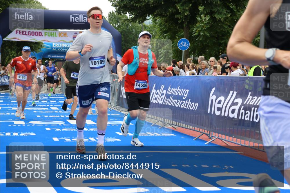 29.06.2025 - hella hamburg halbmarathon Strokosch-Dieckow http://msf.ph/oto/8444915 29.06.2025 10:49:19 Ziel 1342, 1476, 2013, 4183, 4185, 6158, 8112, 9348, 10053, 10189, 11779, 11819, 12670, 13269, 13450, 14526, 14838, 15422, 15784, 15894, 15966, 16369, 16891, 18887 meine-sportfotos.de