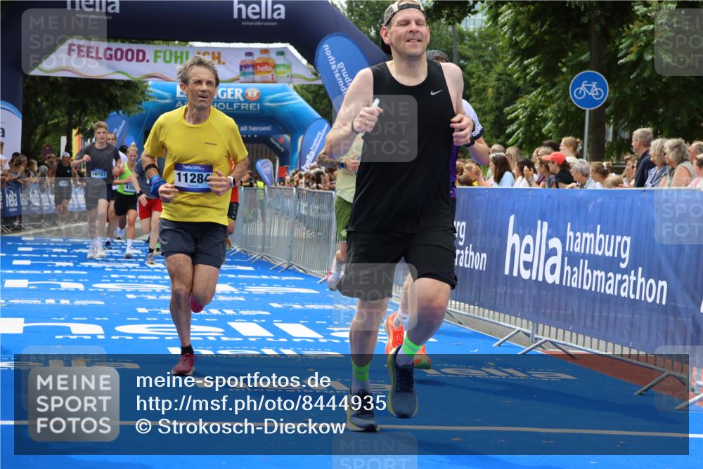 29.06.2025 - hella hamburg halbmarathon Strokosch-Dieckow http://msf.ph/oto/8444935 29.06.2025 10:39:39 Ziel 1358, 4398, 4888, 7152, 7154, 9265, 11284, 11806, 13190, 14077, 14204, 15094, 15336, 15435, 15744, 15828, 16580, 16761, 17005, 17215, 17360, 17425, 17792, 18013, 18154, 18285, 18803 meine-sportfotos.de