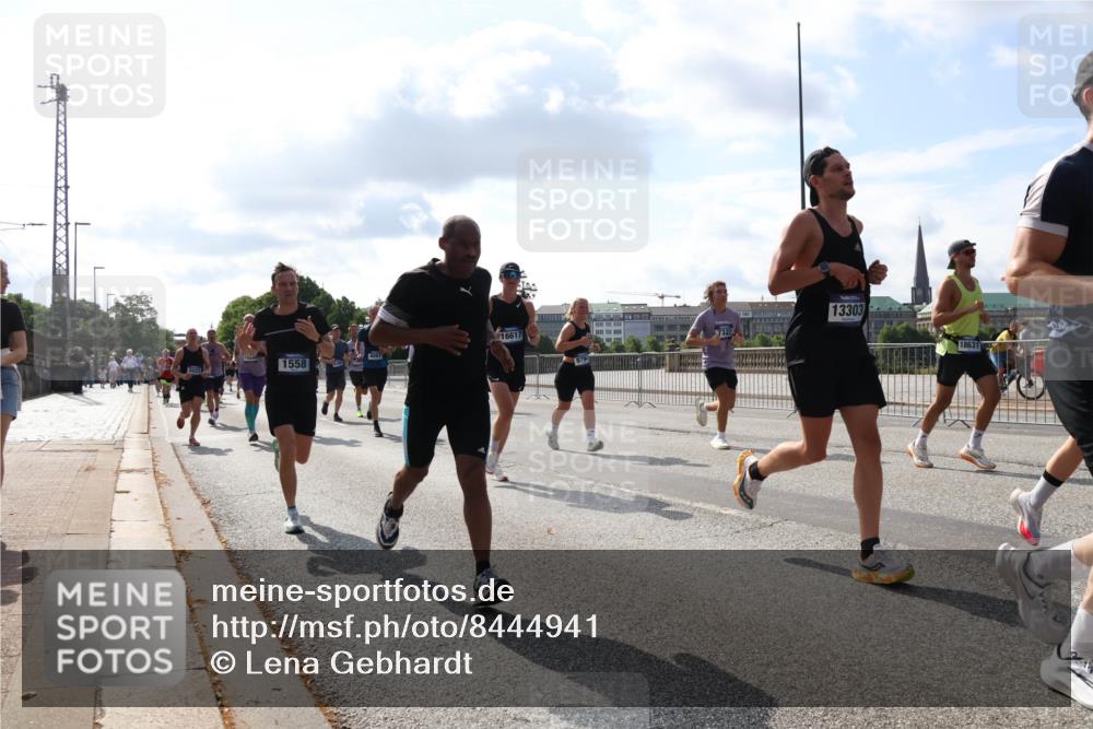 29.06.2025 - hella hamburg halbmarathon Lena Gebhardt http://msf.ph/oto/8444941 29.06.2025 09:53:18 Lombardsbrücke 13303, 16617, 1558, 18631, 1012, 1391, 1466, 1558, 1735, 1750, 1759, 1782, 2048, 2213, 2233, 2234, 2365, 2402, 2590, 2623, 2788, 2970, 3021, 3098, 3146, 3304, 3414, 3907, 3917, 3928, 4091, 4277, 4310, 4553, 4691, 4933, 4981, 4997, 5022, 5132, 5460, 5476, 5623, 5624, 5682, 5692, 6071, 6081, 6152, 6203, 6282, 6375, 6460, 6712, 6716, 6903, 7005, 7093, 7147, 7204, 7322, 7325, 7450, 7599, 7765, 8063, 8145, 8467, 8664, 9126, 9965, 13009 meine-sportfotos.de
