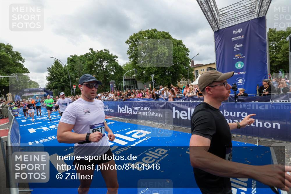 29.06.2025 - hella hamburg halbmarathon Zöllner http://msf.ph/oto/8444946 29.06.2025 10:57:22 Ziel 2417, 2676, 4940, 5926, 6272, 8585, 9450, 9577, 9934, 10383, 11590, 12014, 12590, 13664, 15229, 15664, 16625, 17660, 17779, 17848, 17993 meine-sportfotos.de