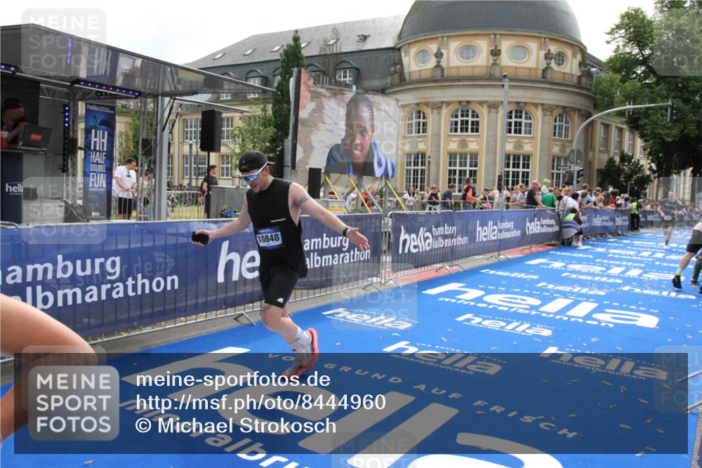 29.06.2025 - hella hamburg halbmarathon Michael Strokosch http://msf.ph/oto/8444960 29.06.2025 10:26:47 Ziel 1065, 10848, 19076 meine-sportfotos.de