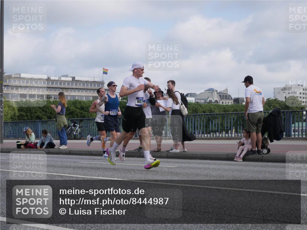 29.06.2025 - hella hamburg halbmarathon Luisa Fischer http://msf.ph/oto/8444987 29.06.2025 09:46:20 Kennedybrücke 10, 1122, 90, 08, 1122, 5308, 5344, 7231, 7793, 9079, 10173 meine-sportfotos.de