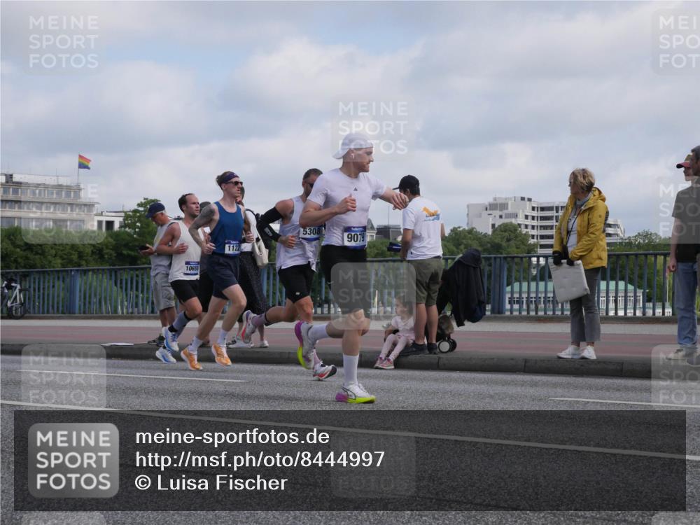 29.06.2025 - hella hamburg halbmarathon Luisa Fischer http://msf.ph/oto/8444997 29.06.2025 09:46:21 Kennedybrücke 10655, 1122, 5308, 9079, 1122, 5308, 5344, 7231, 7793, 8975, 9079, 10106, 10173 meine-sportfotos.de