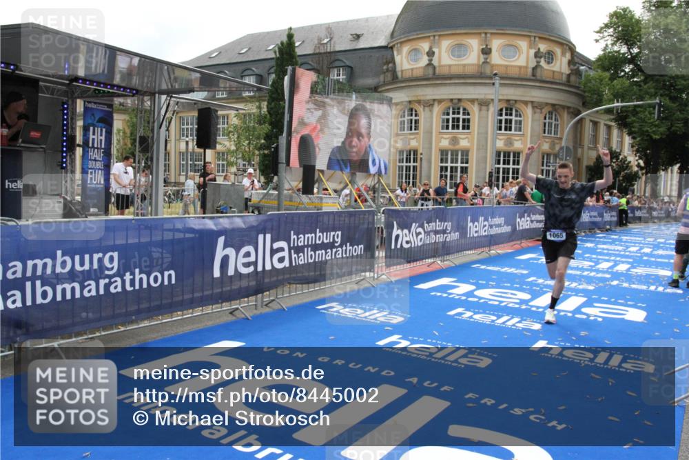 29.06.2025 - hella hamburg halbmarathon Michael Strokosch http://msf.ph/oto/8445002 29.06.2025 10:26:50 Ziel 1065, 5344, 10848 meine-sportfotos.de