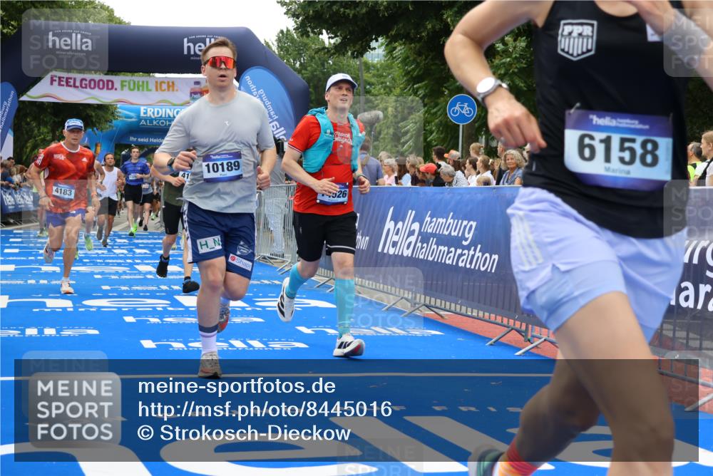 29.06.2025 - hella hamburg halbmarathon Strokosch-Dieckow http://msf.ph/oto/8445016 29.06.2025 10:49:19 Ziel 1342, 1476, 2013, 4183, 4185, 6158, 8112, 9348, 10053, 10189, 11779, 11819, 12670, 13269, 13450, 14526, 14838, 15422, 15784, 15894, 15966, 16369, 16891, 18887 meine-sportfotos.de