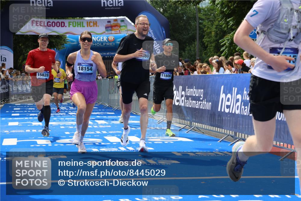 29.06.2025 - hella hamburg halbmarathon Strokosch-Dieckow http://msf.ph/oto/8445029 29.06.2025 10:39:35 Ziel 1343, 1358, 4398, 4888, 7152, 7154, 9116, 9265, 11284, 11806, 14077, 15094, 15336, 15435, 15828, 15965, 16580, 16761, 17215, 17360, 17425, 18154, 18285, 18803 meine-sportfotos.de