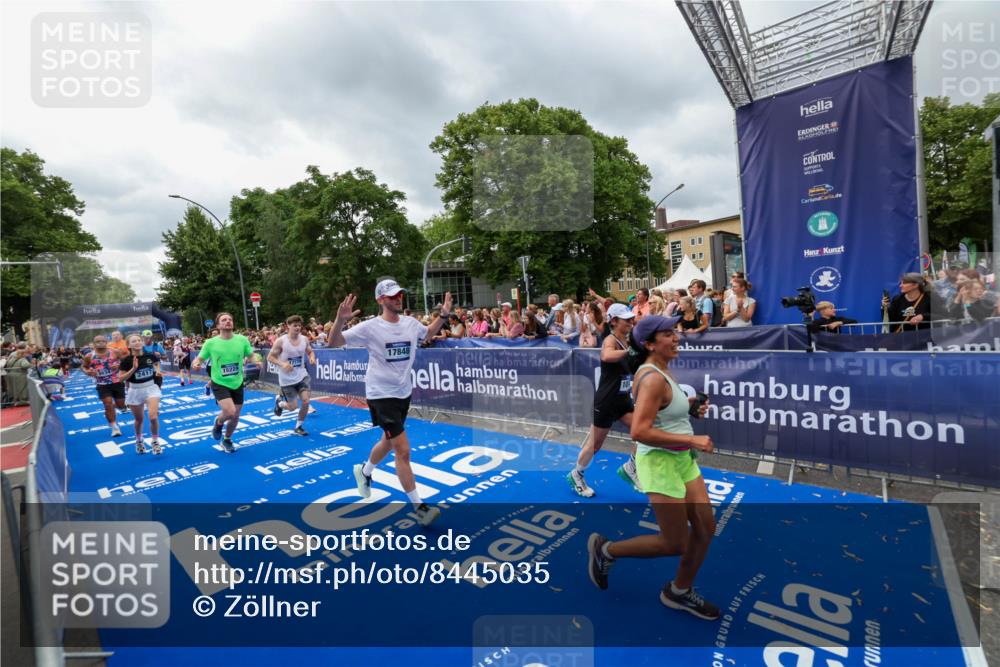 29.06.2025 - hella hamburg halbmarathon Zöllner http://msf.ph/oto/8445035 29.06.2025 10:57:23 Ziel 2417, 2676, 5926, 6272, 8585, 9450, 9577, 9934, 10383, 11590, 12014, 12590, 13664, 15229, 16625, 16830, 17160, 17779, 17848 meine-sportfotos.de