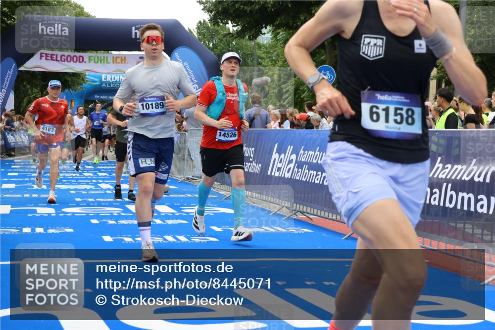 29.06.2025 - hella hamburg halbmarathon Strokosch-Dieckow http://msf.ph/oto/8445071 29.06.2025 10:49:19 Ziel 1342, 1476, 2013, 4183, 4185, 6158, 8112, 9348, 10053, 10189, 11779, 11819, 12670, 13269, 13450, 14526, 14838, 15422, 15784, 15894, 15966, 16369, 16891, 18887 meine-sportfotos.de