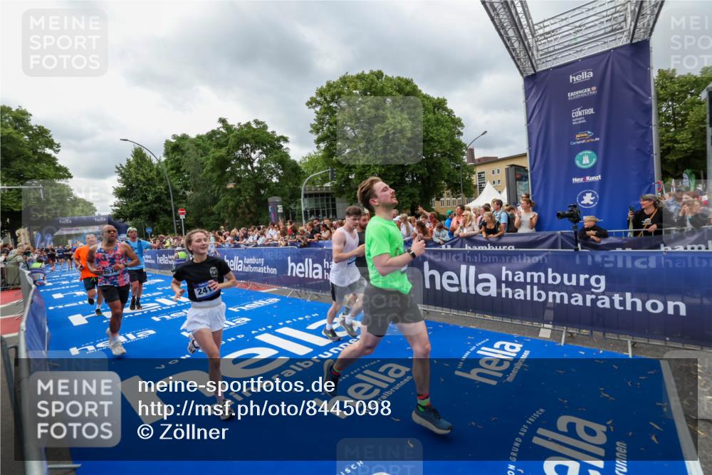 29.06.2025 - hella hamburg halbmarathon Zöllner http://msf.ph/oto/8445098 29.06.2025 10:57:24 Ziel 2417, 2676, 5926, 6272, 8585, 9450, 9727, 9934, 10383, 12014, 12590, 13664, 15229, 16625, 16830, 17160, 17779, 17848 meine-sportfotos.de