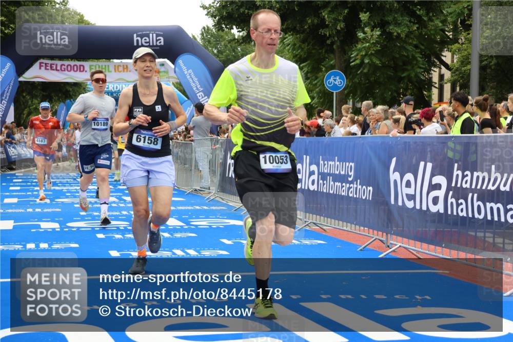 29.06.2025 - hella hamburg halbmarathon Strokosch-Dieckow http://msf.ph/oto/8445178 29.06.2025 10:49:18 Ziel 1342, 2013, 4183, 4185, 6158, 8112, 9348, 10053, 10189, 11779, 11819, 12670, 13450, 14526, 14838, 15422, 15784, 15894, 15966, 16369 meine-sportfotos.de