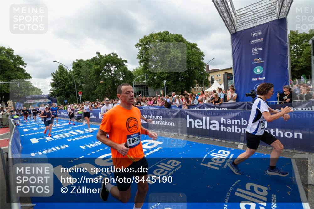 29.06.2025 - hella hamburg halbmarathon Zöllner http://msf.ph/oto/8445190 29.06.2025 10:57:26 Ziel 2417, 5926, 6272, 6281, 6302, 9450, 9727, 9934, 12014, 12590, 13394, 13664, 15695, 16625, 16830, 17160, 17779, 17828 meine-sportfotos.de