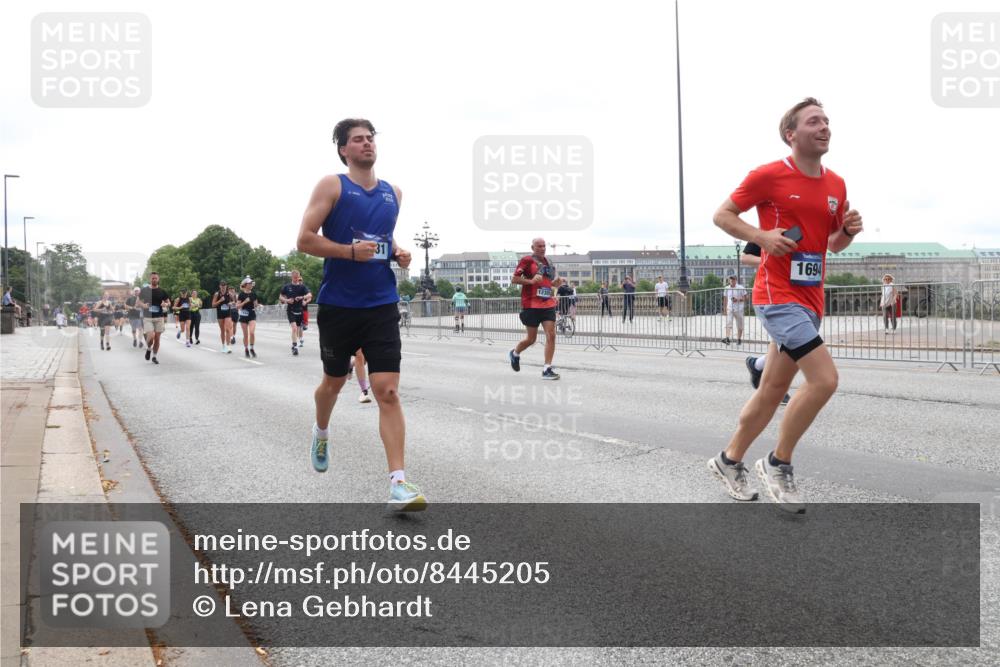 29.06.2025 - hella hamburg halbmarathon Lena Gebhardt http://msf.ph/oto/8445205 29.06.2025 10:29:55 Lombardsbrücke 1694, 1063, 1097, 1547, 1661, 1694, 2302, 2699, 3443, 3524, 3573, 3613, 4349, 4395, 4580, 5063, 5322, 5350, 6285, 6598, 6616, 6626, 7517, 7832, 8388, 8792, 8941, 9095, 9937, 10162, 10322, 10996, 11249, 11269, 11376, 11444, 11634, 12086, 12216, 12227, 12305, 12537, 12710, 13031, 13382, 13810, 14304, 15266, 16182, 16306, 16601, 16604, 16659, 16662, 16735, 16769, 17496, 17529, 17945, 18385, 18503 meine-sportfotos.de