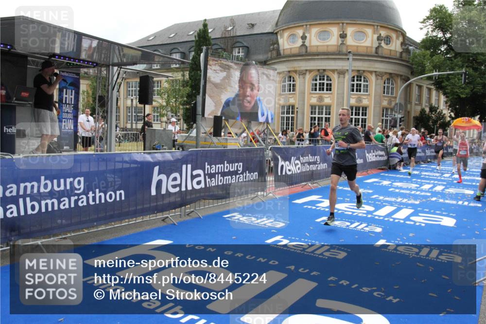29.06.2025 - hella hamburg halbmarathon Michael Strokosch http://msf.ph/oto/8445224 29.06.2025 10:27:01 Ziel 9079, 12641, 12992, 13780, 13956, 15023, 15671, 19050 meine-sportfotos.de