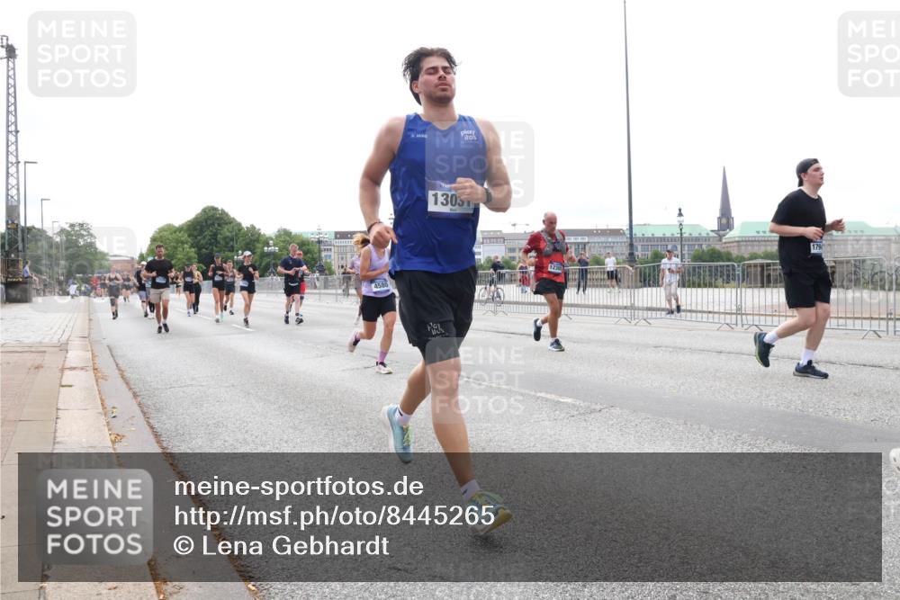 29.06.2025 - hella hamburg halbmarathon Lena Gebhardt http://msf.ph/oto/8445265 29.06.2025 10:29:56 Lombardsbrücke 4580, 1305, 12309, 1794, 1063, 1097, 1547, 1661, 1694, 2302, 2699, 3443, 3524, 3573, 3613, 4395, 4580, 5063, 5322, 5350, 6285, 6598, 6616, 6626, 7517, 7832, 8388, 8792, 8941, 9095, 9937, 10162, 10322, 10996, 11249, 11269, 11376, 11444, 11634, 12086, 12216, 12227, 12305, 12504, 12537, 12710, 13031, 13382, 13810, 14304, 15266, 16182, 16306, 16601, 16604, 16659, 16662, 16735, 16769, 17529, 17945, 18385, 18503 meine-sportfotos.de