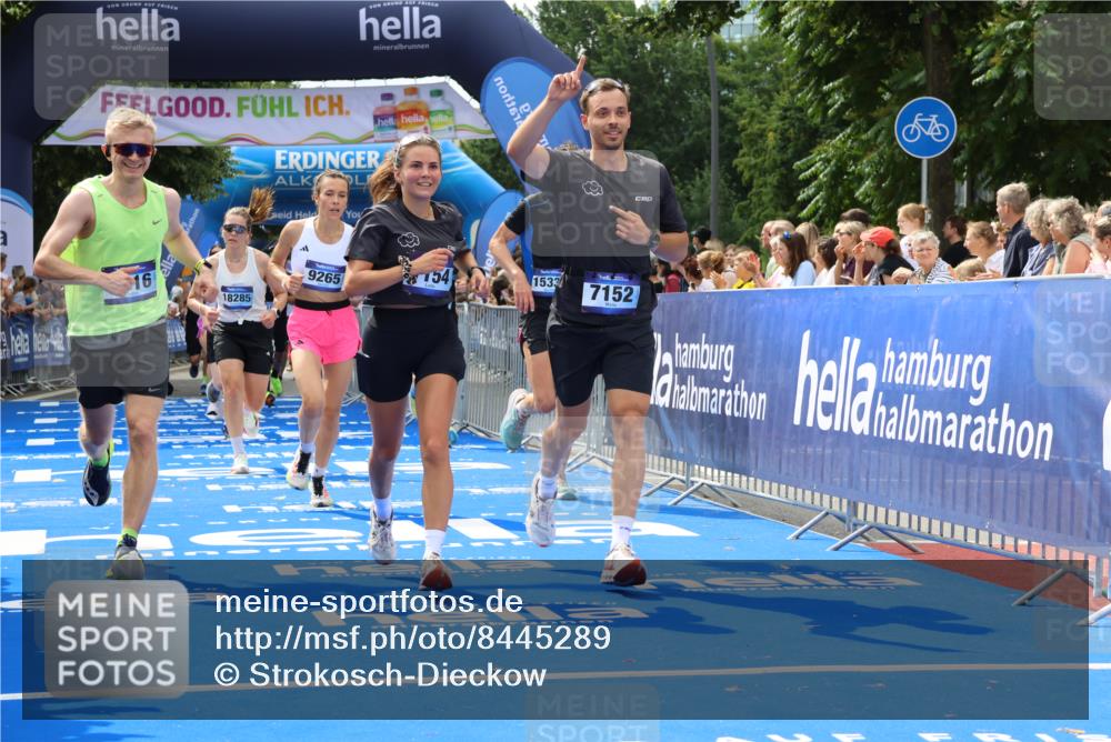 29.06.2025 - hella hamburg halbmarathon Strokosch-Dieckow http://msf.ph/oto/8445289 29.06.2025 10:39:31 Ziel 1343, 2546, 2972, 4888, 6152, 7152, 7154, 8346, 9116, 9265, 11284, 11806, 12335, 12372, 14077, 15094, 15336, 15828, 15965, 17215, 17360, 17425, 18154, 18285, 18803 meine-sportfotos.de