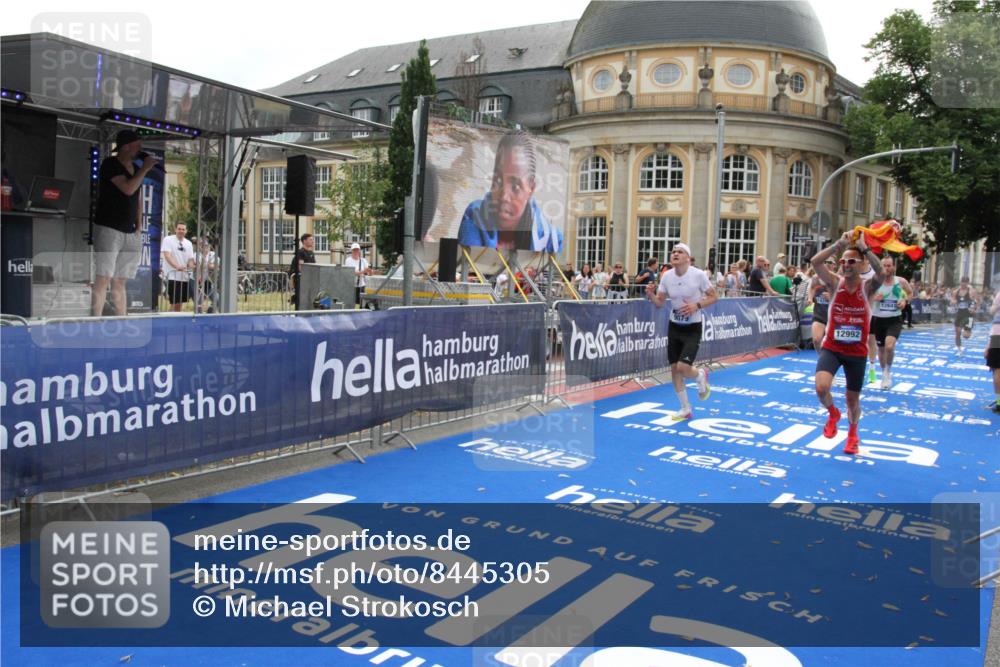 29.06.2025 - hella hamburg halbmarathon Michael Strokosch http://msf.ph/oto/8445305 29.06.2025 10:27:03 Ziel 9079, 12641, 12992, 13780, 13956, 14828, 15023, 15671, 19050 meine-sportfotos.de
