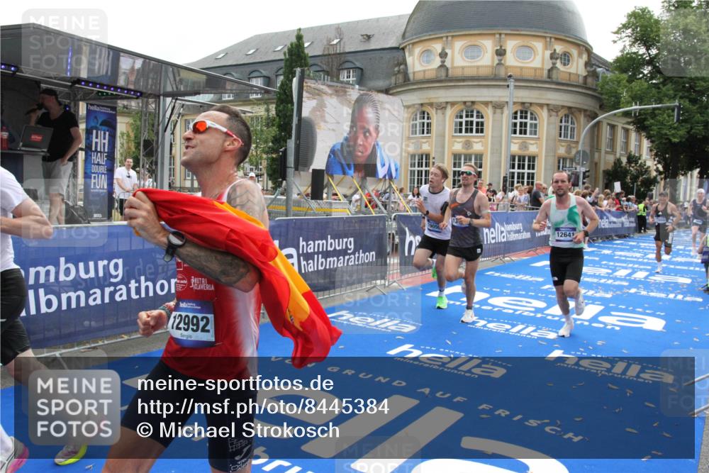 29.06.2025 - hella hamburg halbmarathon Michael Strokosch http://msf.ph/oto/8445384 29.06.2025 10:27:04 Ziel 9079, 12641, 12992, 13780, 13956, 14828, 15671, 19050 meine-sportfotos.de