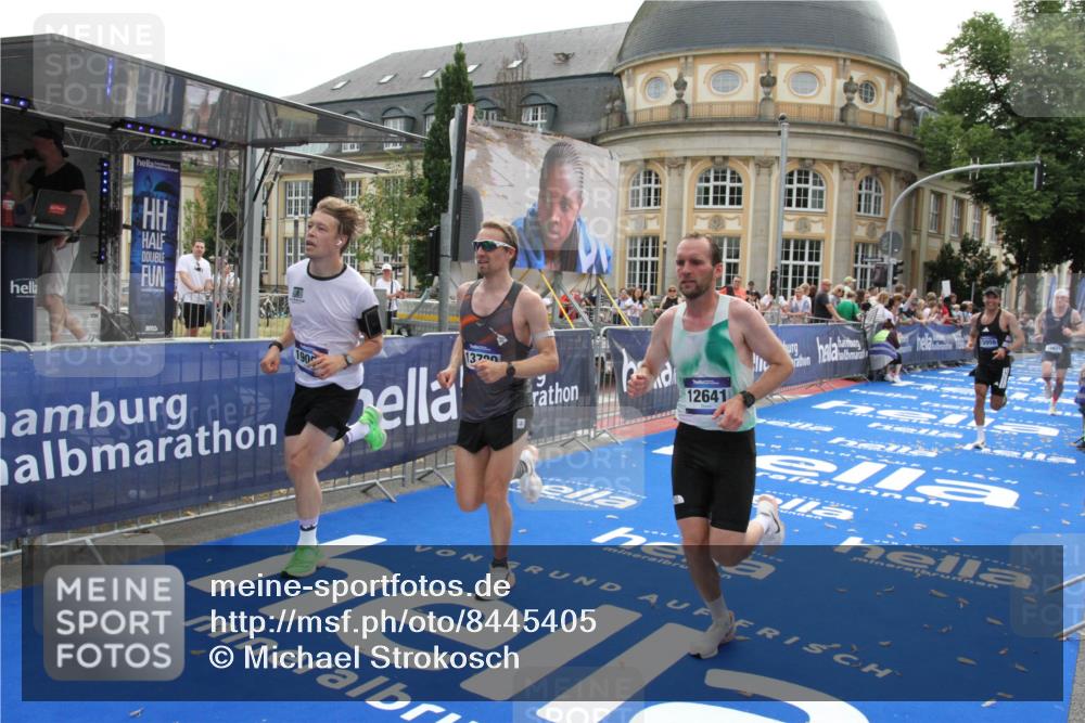 29.06.2025 - hella hamburg halbmarathon Michael Strokosch http://msf.ph/oto/8445405 29.06.2025 10:27:05 Ziel 9079, 12641, 12992, 13780, 13956, 14828, 15671, 19050 meine-sportfotos.de