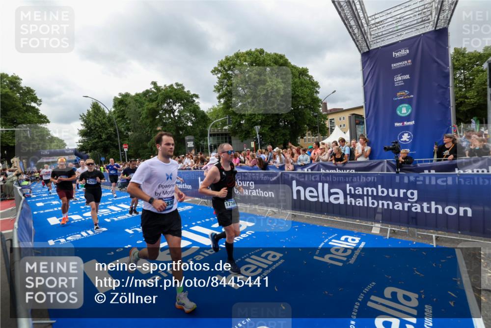 29.06.2025 - hella hamburg halbmarathon Zöllner http://msf.ph/oto/8445441 29.06.2025 10:57:31 Ziel 3435, 5015, 5134, 5728, 6281, 6302, 8393, 9727, 12144, 13245, 13394, 15695, 16093, 16830, 17160, 17758, 17828 meine-sportfotos.de