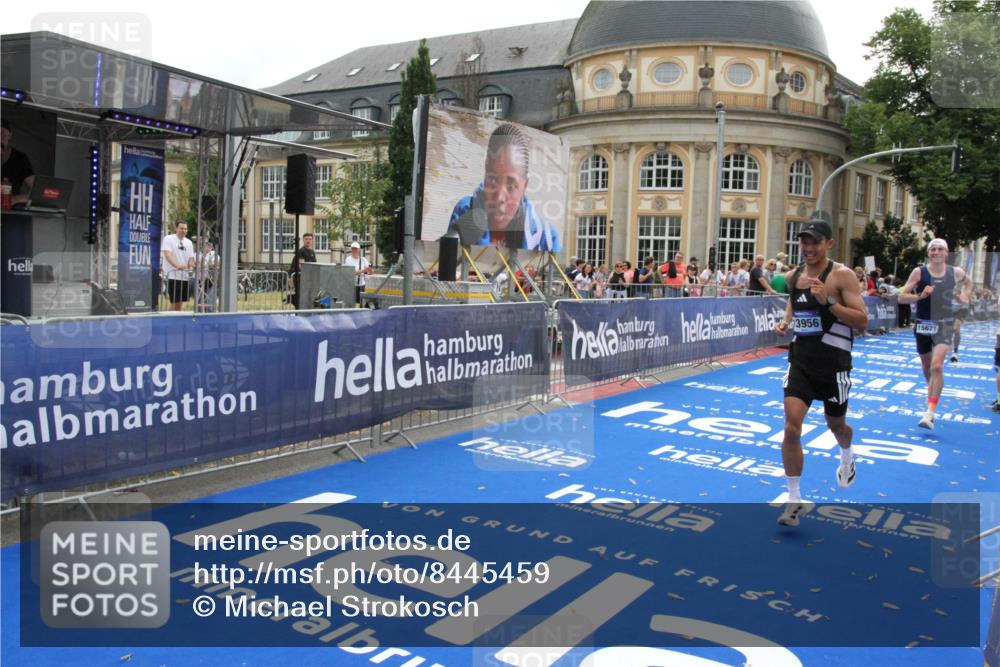 29.06.2025 - hella hamburg halbmarathon Michael Strokosch http://msf.ph/oto/8445459 29.06.2025 10:27:06 Ziel 12641, 13780, 13956, 14828, 15671, 19050 meine-sportfotos.de