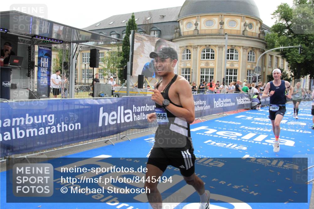 29.06.2025 - hella hamburg halbmarathon Michael Strokosch http://msf.ph/oto/8445494 29.06.2025 10:27:07 Ziel 12641, 13780, 13956, 14828, 15671 meine-sportfotos.de