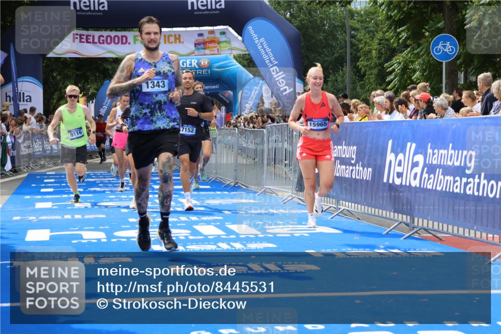 29.06.2025 - hella hamburg halbmarathon Strokosch-Dieckow http://msf.ph/oto/8445531 29.06.2025 10:39:30 Ziel 1343, 2546, 2972, 6152, 7152, 7154, 8346, 9116, 9265, 11284, 11806, 12335, 12372, 14077, 15013, 15094, 15336, 15828, 15965, 17215, 17360, 18154, 18285, 18803 meine-sportfotos.de