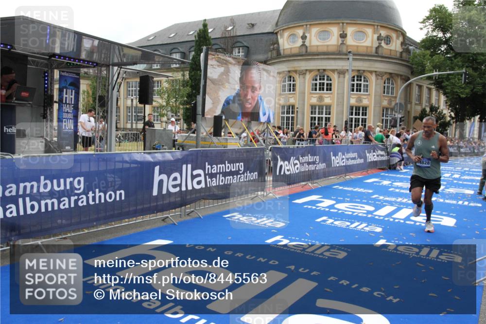 29.06.2025 - hella hamburg halbmarathon Michael Strokosch http://msf.ph/oto/8445563 29.06.2025 10:27:08 Ziel 13956, 14828, 15671 meine-sportfotos.de