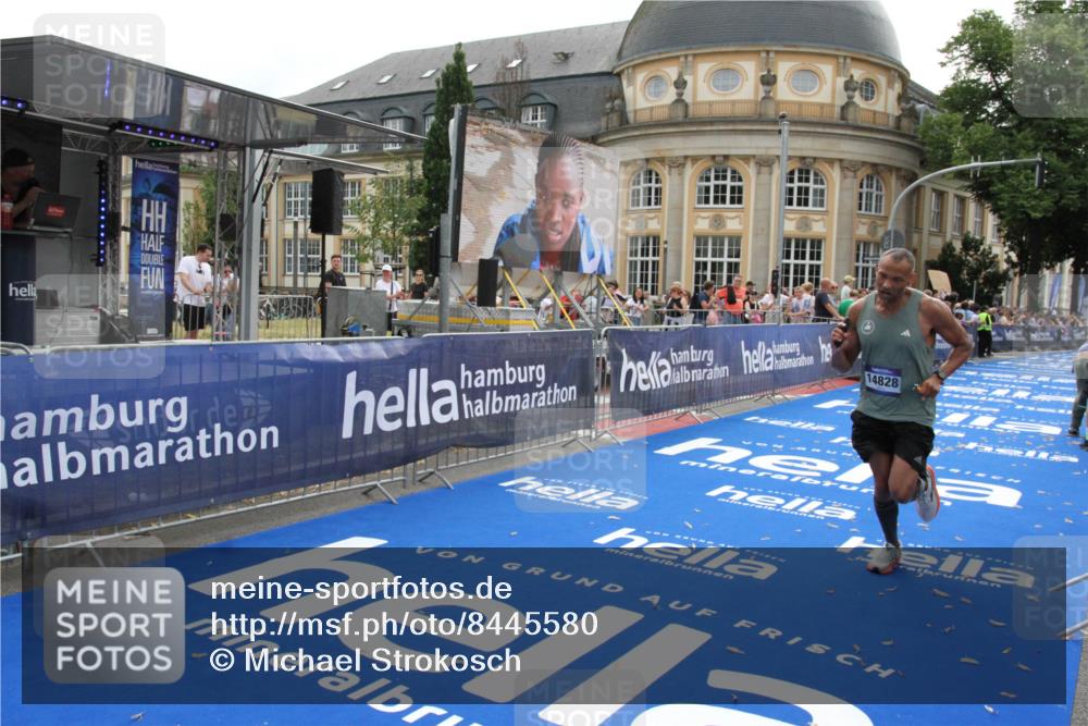 29.06.2025 - hella hamburg halbmarathon Michael Strokosch http://msf.ph/oto/8445580 29.06.2025 10:27:09 Ziel 14828, 15671 meine-sportfotos.de