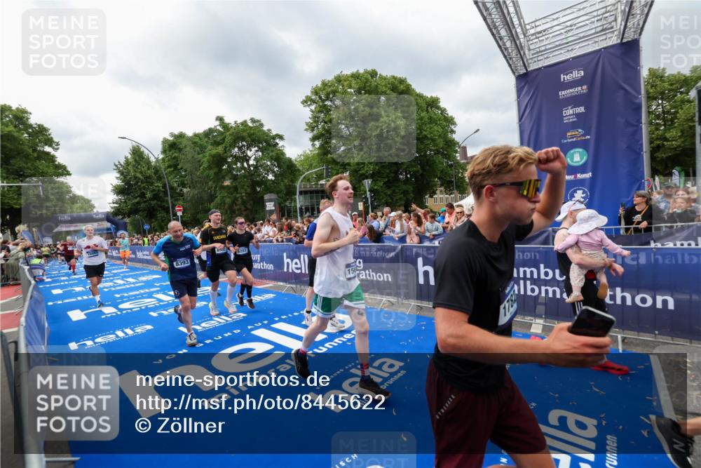 29.06.2025 - hella hamburg halbmarathon Zöllner http://msf.ph/oto/8445622 29.06.2025 10:57:34 Ziel 2236, 2652, 3435, 4502, 5015, 5134, 5457, 5458, 5728, 6281, 6302, 8393, 12144, 13245, 13394, 15695, 16093, 17758, 17828 meine-sportfotos.de