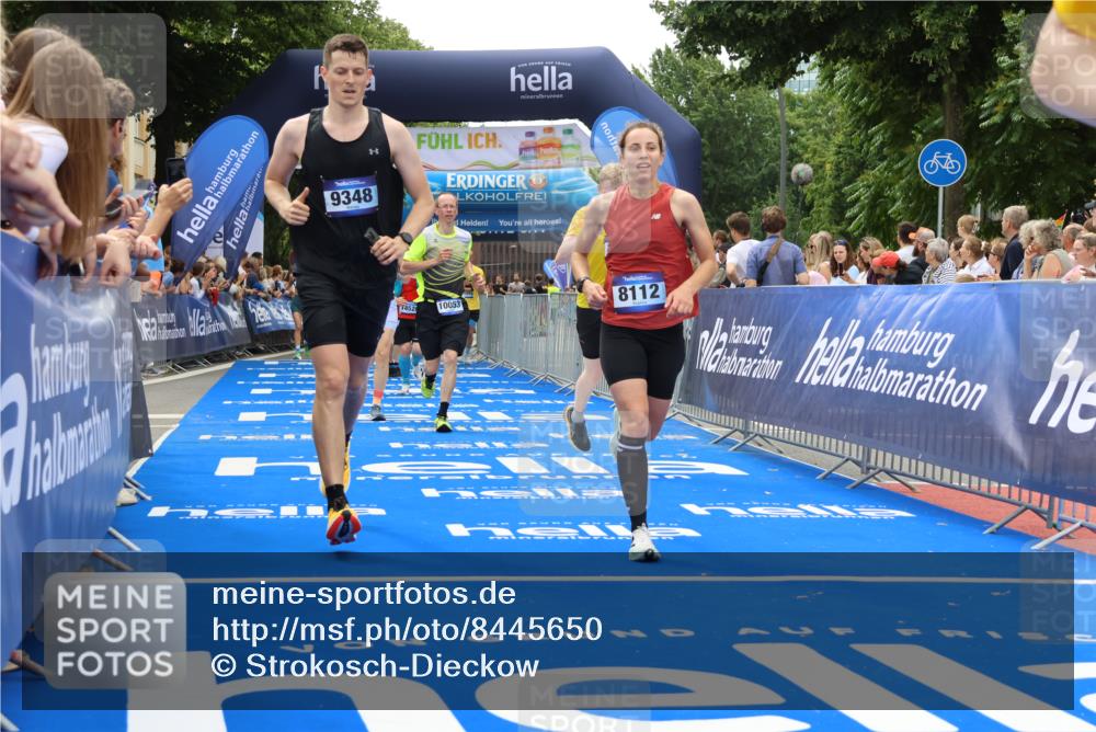 29.06.2025 - hella hamburg halbmarathon Strokosch-Dieckow http://msf.ph/oto/8445650 29.06.2025 10:49:15 Ziel 2013, 4183, 4185, 6158, 6389, 8112, 9348, 10053, 10184, 10189, 11819, 13450, 14526, 15422, 15523, 16369, 16414, 16731, 18842 meine-sportfotos.de