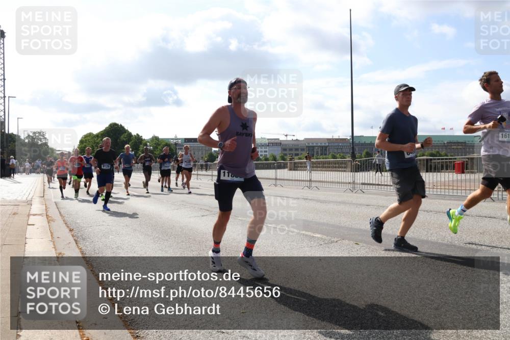 29.06.2025 - hella hamburg halbmarathon Lena Gebhardt http://msf.ph/oto/8445656 29.06.2025 09:53:22 Lombardsbrücke 9126, 040, 161, 1012, 1391, 1466, 1558, 1735, 1750, 1759, 2048, 2213, 2234, 2365, 2402, 2590, 2623, 2788, 2970, 3004, 3021, 3098, 3146, 3186, 3304, 3414, 3907, 3917, 3928, 4091, 4310, 4553, 4981, 4997, 5022, 5132, 5460, 5623, 5624, 5682, 5692, 6071, 6081, 6152, 6203, 6282, 6375, 6460, 6712, 6716, 6903, 7005, 7093, 7147, 7204, 7322, 7450, 7765, 8063, 8145, 8467, 8664, 9126, 9626, 9723, 9965, 13009 meine-sportfotos.de
