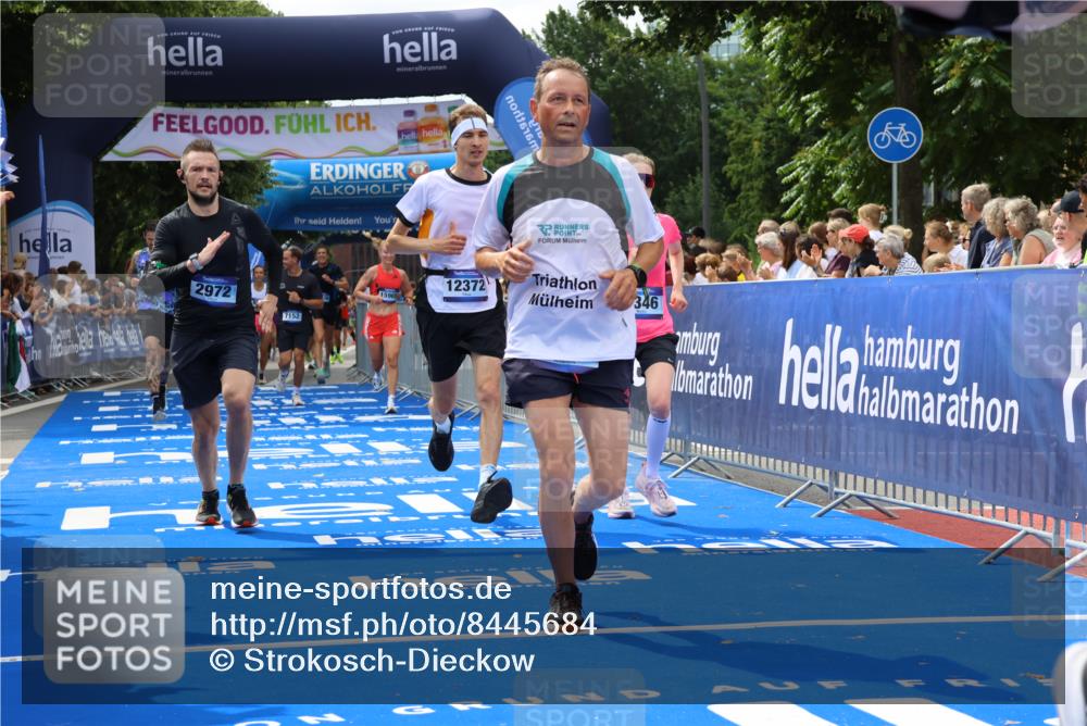 29.06.2025 - hella hamburg halbmarathon Strokosch-Dieckow http://msf.ph/oto/8445684 29.06.2025 10:39:26 Ziel 1343, 2546, 2972, 6037, 6152, 7152, 7154, 8346, 9116, 9265, 12335, 12372, 14359, 15013, 15336, 15828, 15866, 15965, 18285 meine-sportfotos.de