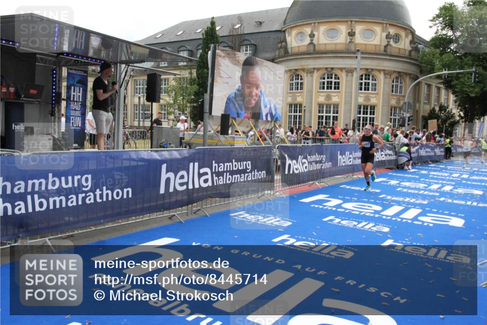29.06.2025 - hella hamburg halbmarathon Michael Strokosch http://msf.ph/oto/8445714 29.06.2025 10:27:18 Ziel 9097, 15583, 18037, 18124 meine-sportfotos.de