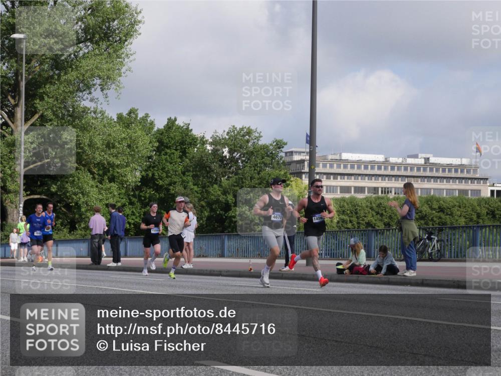 29.06.2025 - hella hamburg halbmarathon Luisa Fischer http://msf.ph/oto/8445716 29.06.2025 09:46:49 Kennedybrücke 15880, 4678, 1856, 1065, 2021, 2879, 3845, 4678, 7349 meine-sportfotos.de
