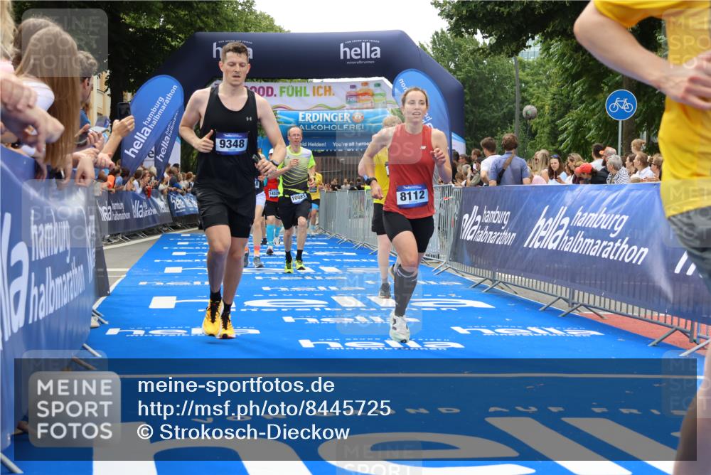 29.06.2025 - hella hamburg halbmarathon Strokosch-Dieckow http://msf.ph/oto/8445725 29.06.2025 10:49:15 Ziel 2013, 4183, 4185, 6158, 6389, 8112, 9348, 10053, 10184, 10189, 11819, 13450, 14526, 15422, 15523, 16369, 16414, 16731, 18842 meine-sportfotos.de
