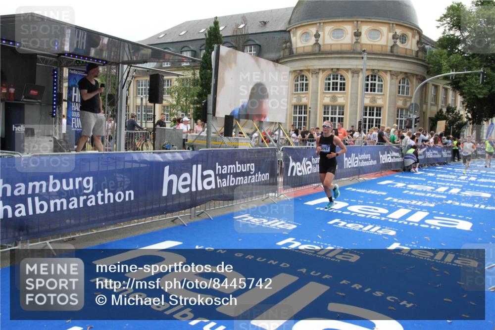 29.06.2025 - hella hamburg halbmarathon Michael Strokosch http://msf.ph/oto/8445742 29.06.2025 10:27:18 Ziel 9097, 15583, 18037, 18124 meine-sportfotos.de