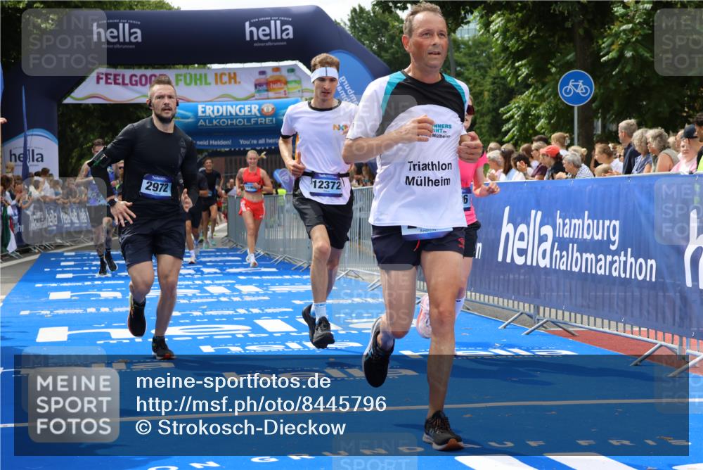 29.06.2025 - hella hamburg halbmarathon Strokosch-Dieckow http://msf.ph/oto/8445796 29.06.2025 10:39:27 Ziel 1343, 2546, 2972, 6152, 7152, 7154, 8346, 9116, 9265, 12335, 12372, 14359, 15013, 15336, 15828, 15866, 15965, 17215, 18285, 18803 meine-sportfotos.de